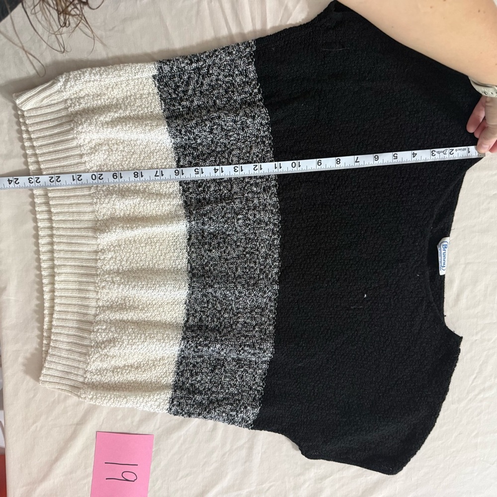 Chic Colorblock Short Sleeve Top - Picture 5 of 6